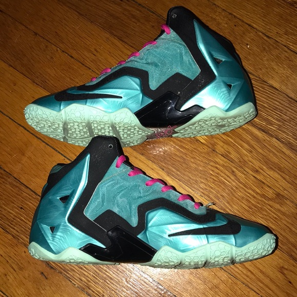 💫Lebrons 11 “South Beach” Colorway Size: 6Y💫 - Picture 3 of 5